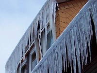 Eiszapfen wachsen aus Dachrinnen